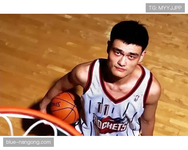 姚明上街买菜掏出那张卡，旁边阿姨们都偷偷算自家存款