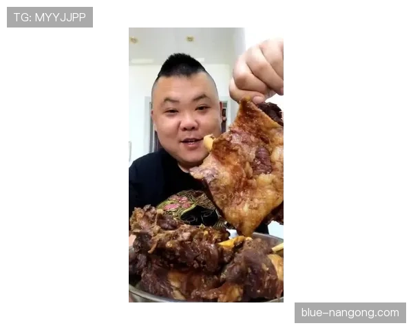 阿萨尔森训练完直接啃鸡胸肉的样子，真当自己是永动机啊？